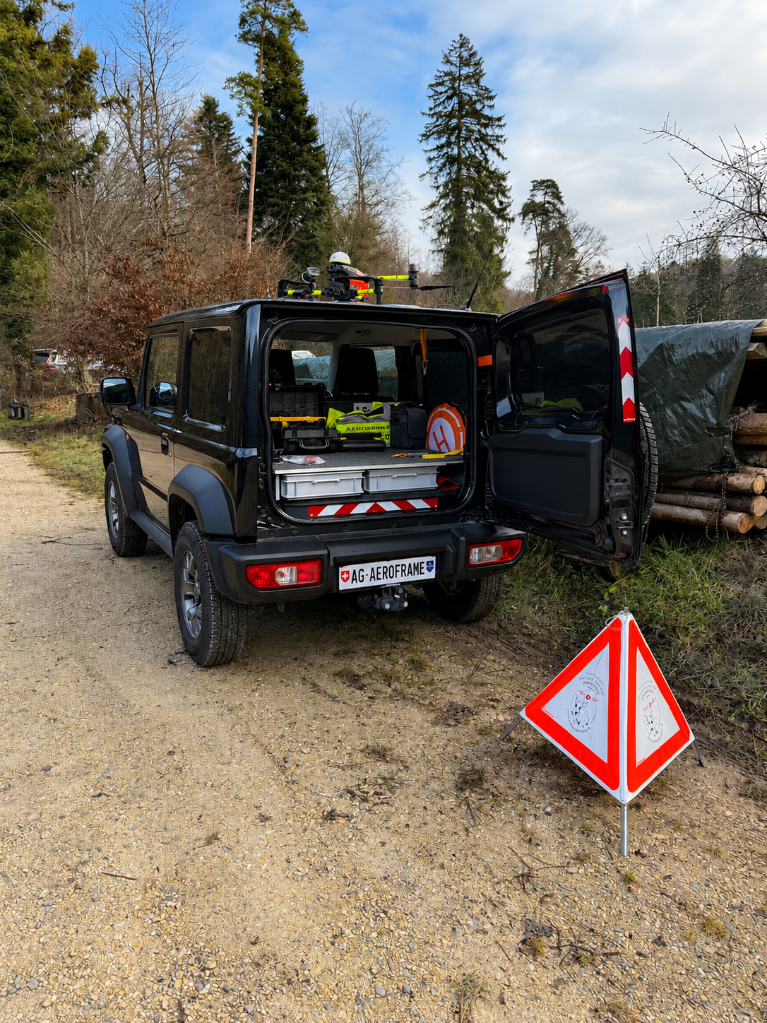 Einsatzfahrzeug mit Drohnenausrüstung