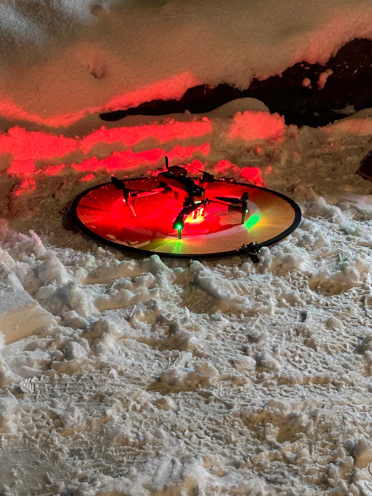 Beleuchtete Drohne bei einem Wintereinsatz
