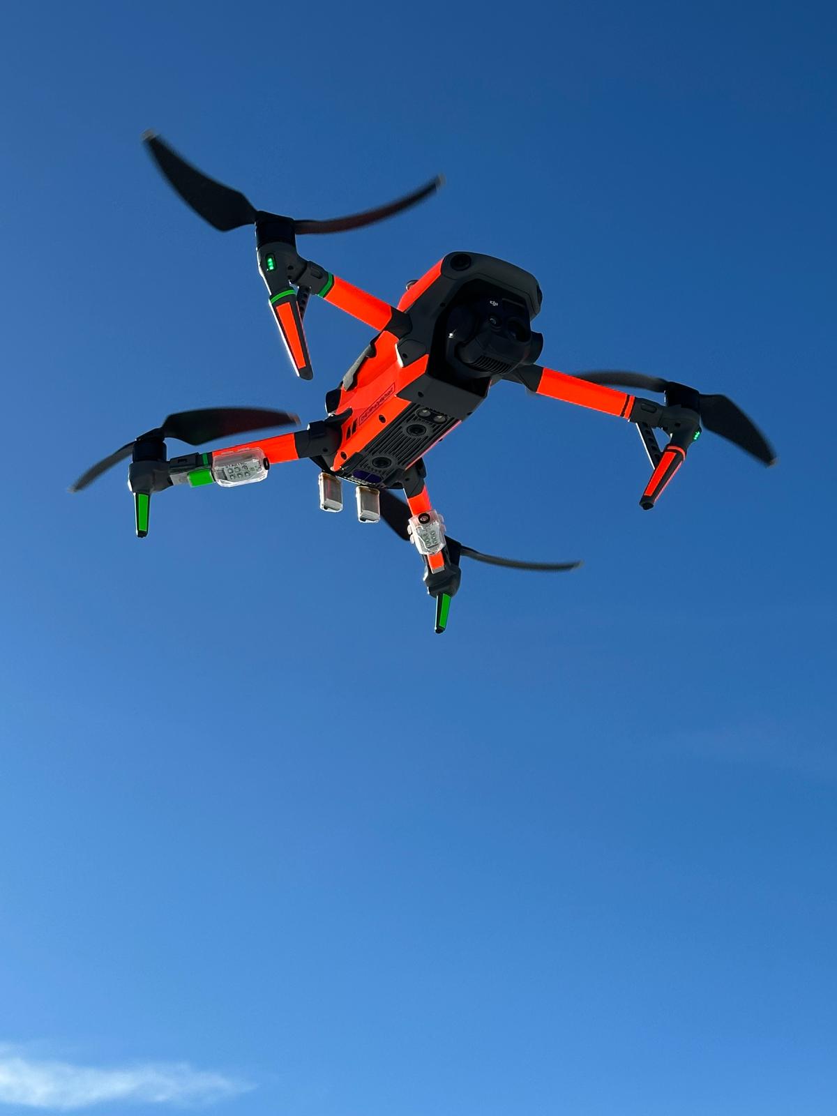 AEROFRAME Drohne im Flug vor blauem Himmel